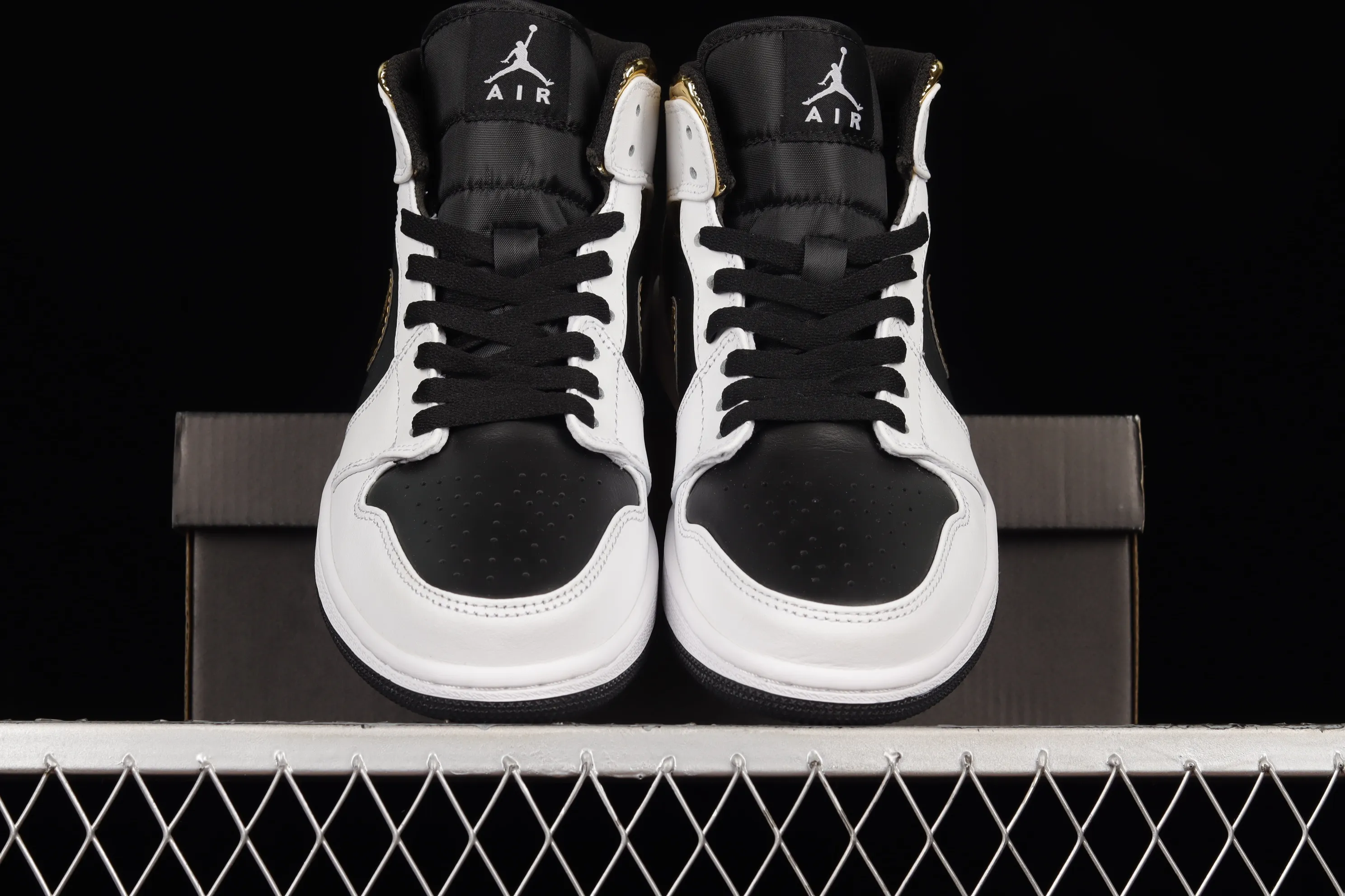 All categories Air Jordan Jordan series basketball shoes Air Jordan 1 Mid Air Jordan 1 Mid AJ1 Joe 1 Platinum Panda mid-top basketball shoes 554724-190